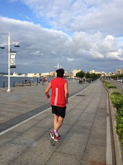 hombre entrenando por el paseo maritimo