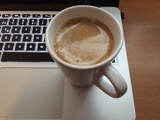 disfrutando un cafe en el descanso de trabajo