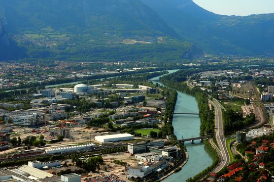 Timelapse sur le synchrotron de Grenoble entre l'Is&egrave;re et le  Drac