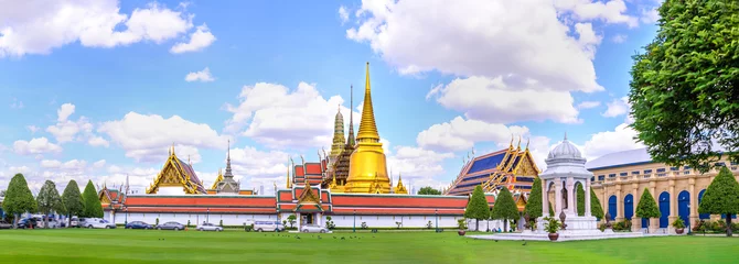 Zelfklevend Fotobehang Panoramisch uitzicht op Wat Phra Kaew, openbare tempel in Bangkok, Thail © Eakkaluk