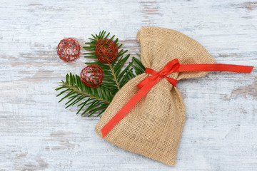 Nikolaussack mit Tannenzweig auf Holz