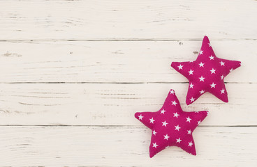 Fototapeta na wymiar Weihnachten Sterne Pink auf Holz Hintergrund Weiß