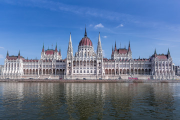 Fototapeta na wymiar Hungarian parliament building in Budapest