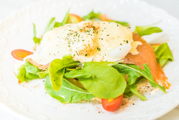 Poached eggs with salmon and rocket salad