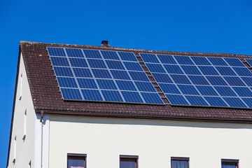 Solarzellen auf Mehrfamilienhaus