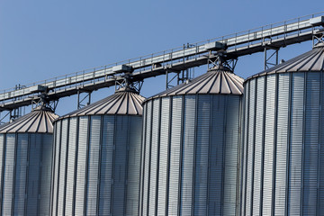 Silos in einem Lagerhaus