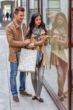 Paar beim shoppen