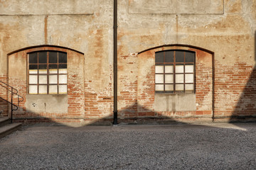 Muro in pietra con finestre in ferro