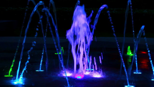 ลำโพงน้ำพุเต้นระบำขึ้นลงตามจังหวะเพลง