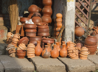Pottery of different sizes exhibited in the street 