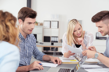 Fototapeta premium junges team in einer besprechung