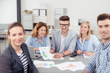 junges team in einer besprechung im büro