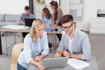 Obraz premium junge leute arbeiten zusammen in einem büro