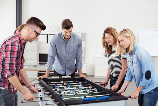 kollegen spielen kicker gegeneinander