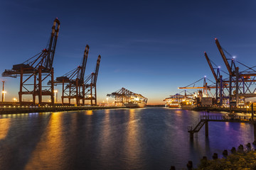 Fototapeta na wymiar Hamburg Sunset Containerhafen