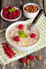 oatmeal with raspberries and honey