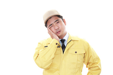 疲れた表情の男性