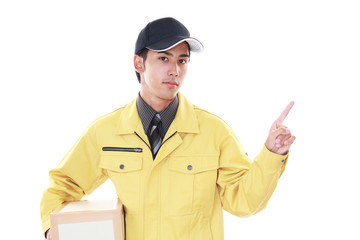 指示する笑顔の宅配人