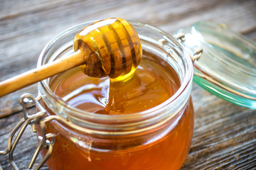 Honey drip in jar
- 90990428