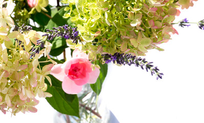 gemischter sommerstrauss in glasvase