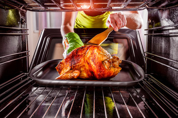 Cooking chicken in the oven at home.