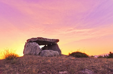 puesta de sol y dolmen