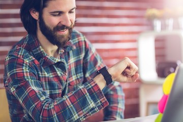 Obraz premium Smiling businessman checking time 