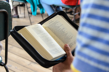 Fototapeta czytanie Biblii obraz