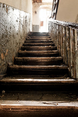 aufwärts Holztreppe in einem alten verlassenen Haus
