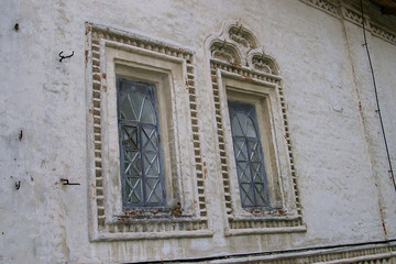 Fototapeta na wymiar Zwei Fenster eines Gebäudes in Jaroslawl, Russland