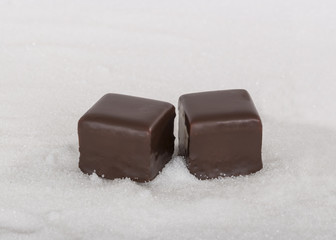 Dominosteine. Spezielles Weihnachtsgebäck. Lebkuchen, Marzipan, Fruchtgelee im Schichtaufbau.