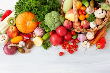 Collection fruits et légumes vue de dessus isolée.