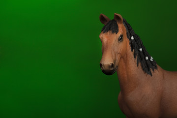 Obraz premium Cavallo baio con criniera su sfondo verde