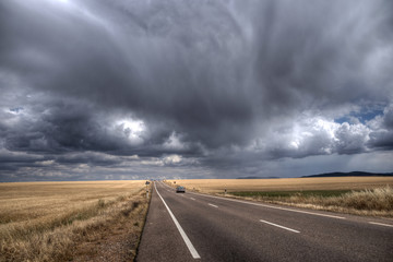 Tormenta sobre una carretera