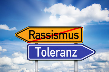Schild mit Wegweiser Rassismus, Toleranz, Abschiebung und Asyl