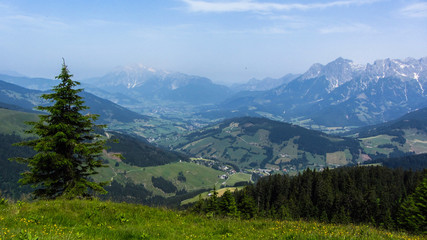 Plakat Berge, Alpen, Sicht auf Saalfelden und Maria Alm