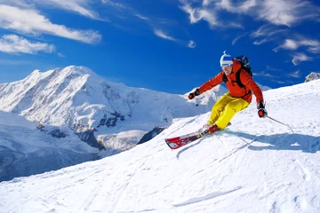 Crédence de cuisine en verre imprimé Sports dhiver Skieur de descente en haute montagne contre le ciel bleu