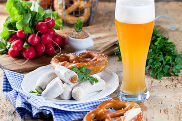 Oktoberfest weißwurste mit breze und bier © karepa
