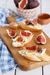 Bruschetta with figs ,blue cheese and thyme