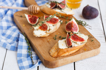 Bruschetta with figs ,blue cheese and thyme