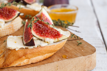 Bruschetta with figs ,blue cheese and thyme