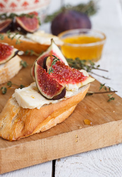 Bruschetta with figs ,blue cheese and thyme