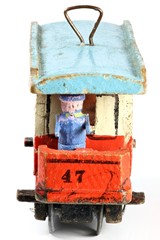 alte Straßenbahn aus dem Erzgebirge isoliert auf weißem Hintergrund