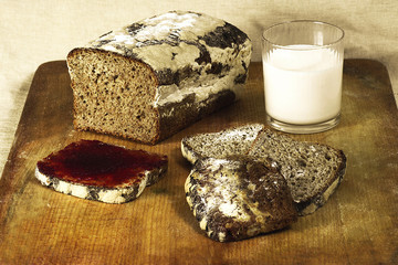 Chleb razowy z dżemem i mleko