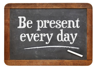 Obraz premium Be present every day advice on blackboard