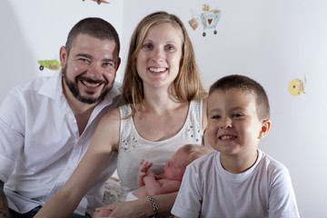 Familia con bebé sonriendo