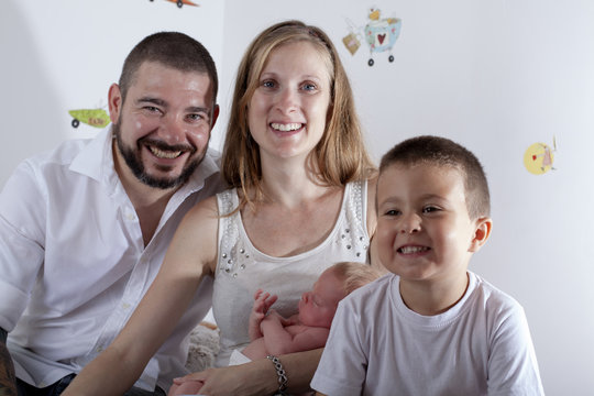 Familia con beb&eacute; sonriendo