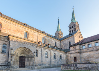 Fototapeta premium Kaiserdom Bamberg mit Fürstenportal zur Abendstunde