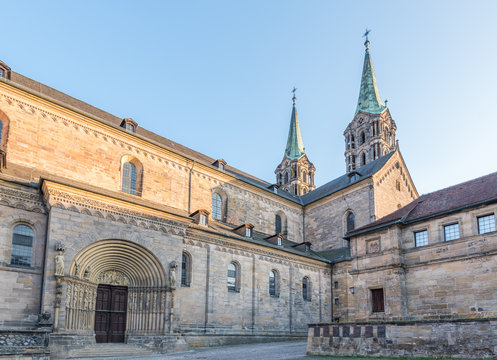 Kaiserdom Bamberg mit F&uuml;rstenportal zur Abendstunde
