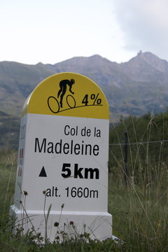 Borne kilométrique indiquant le nombre de kilomètre à parcourir avant d'arriver au somment du col de la madeleine en savoie dans les Alpes française. Col emprunté régulièrement par le tour de france
